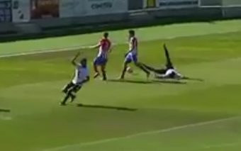 Le penalty le plus stupide de l'année ? Ce défenseur prend le ballon à la main alors que l'arbitre n'a pas sifflé !