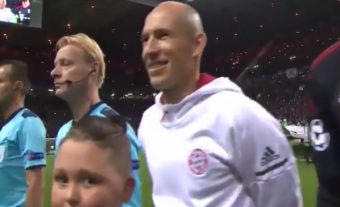 La réaction émerveillée de Robben devant l'ambiance folle du Celtic Park !