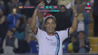 Encore un but magique pour Ronaldinho !!
