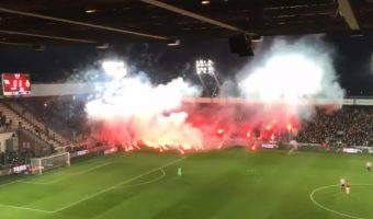 Les Ultras du Wisla et de Cracovia font une bataille de feux d'artifice en plein match !