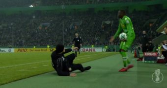La simulation absolument ridicule de l'entraineur de Leverkusen !