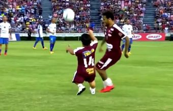 Neymar s'amuse à humilier un nain pendant l'échauffement !