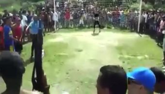 Il tire un penalty alors qu'il y a des hommes armés autour de lui !