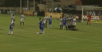 La combinaison géniale sur coup franc d'une équipe brésilienne !