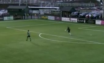 Un gardien marque le premier but de son équipe en 2018 sur un dégagement !