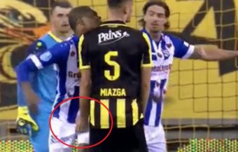 Un joueur du Vitesse Arnhem attrape les parties intimes de son adversaire sur un corner !