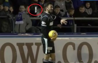 Un joueur reçoit un Bounty lancé par un supporter, il le ramasse et... le mange !