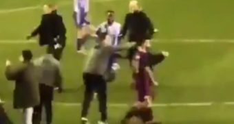 L'autre angle qui montre que Sergio Agüero n'a fait que de se défendre face au fan de Wigan !