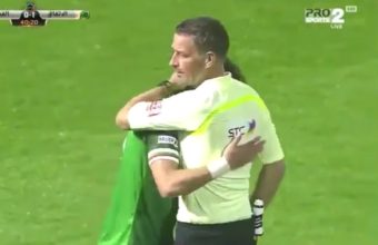 Un joueur jette une bouteille sur l'arbitre et va lui faire un câlin pour s'excuser !