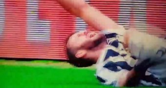 Quand Miralem Pjanić s'écroule de douleur après un tacle et se relève comme par magie !