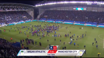 Les supporters de Wigan envahissent le terrain après la qualification de leur équipe face a Manchester City !