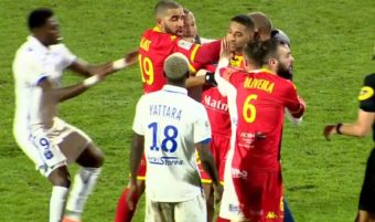 Quand deux joueurs d'Auxerre se battent entre eux en plein match !