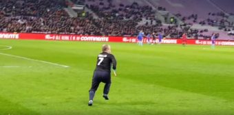 La vidéo qui montre la préparation des 2 hommes qui sont allés voir Ronaldo en plein match !