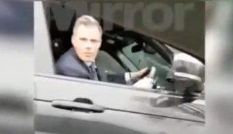 Quand Jamie Carragher crache sur une ado de 14 ans pendant qu'il conduit !