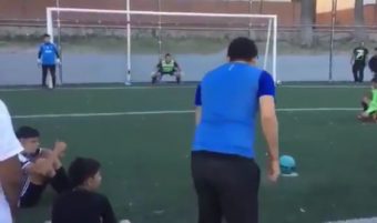 Ce gars a une technique géniale pour marquer un penalty à tous les coups !