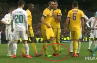 La vidéo qui montre que les joueurs de la Juve ont tout fait pour détruire le point de penalty !