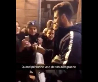 Quand Giroud vient signer des autographes et se fait boycotter par les fans !