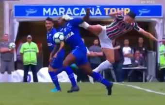 Un joueur brésilien lâche un gros tacle dans la tête de son adversaire et prend un rouge !