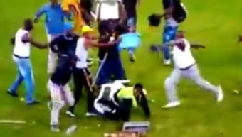 Des supporters sud-africains deviennent fous et entrent sur le terrain pour tout casser !