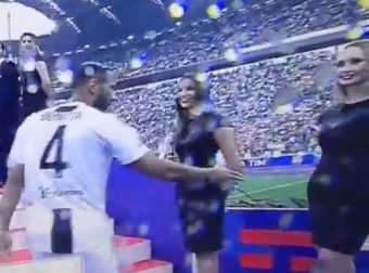 Quand Benatia se prend un vent monumental d'une hôtesse !