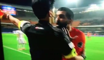 Arda Turan pète les plombs et pousse l'arbitre de touche !