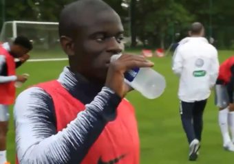 N'Golo Kanté fait semblant de boire devant la caméra pour respecter le Ramadan !