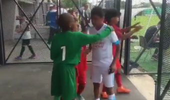 Les jeunes du PSG réconfortent les jeunes de l'OM après les avoir battus !