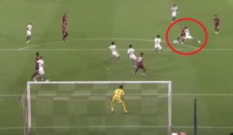 Deux crochets, un missile en pleine lucarne : le nouveau bijou d'Iniesta !