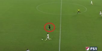 Rooney se transforme en Maldini puis Pirlo sur la même action de génie !