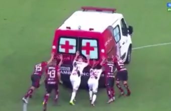 Les joueurs des deux équipes s'unissent pour pousser une ambulance tombée en panne sur le terrain !