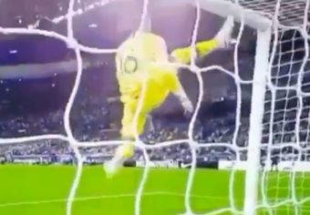 Quand Areola touche la barre transversale... avec son pied !