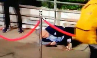 Mourinho fait une grosse chute devant les caméras en arrivant à Wembley !