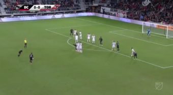 Rooney a marqué un coup franc monstrueux de 30 mètres cette nuit !