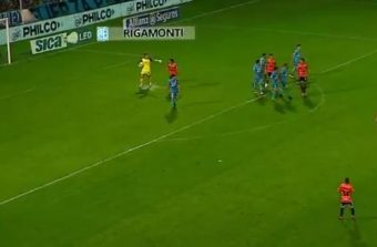 La grosse boulette d'un gardien argentin qui garde le ballon 19 secondes à la main !