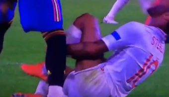 Sergio Ramos poste une vidéo qui prouve qu'il n'a PAS touché Sterling !