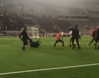 Le beau geste de Neymar quand un supporter venu sur le terrain se fait expulser !