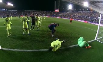 La simulation ridicule de Cillessen et Busquets face à Levante !