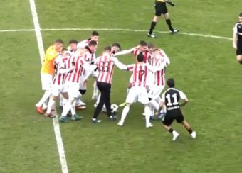 Une équipe forme un cercle autour du ballon pour aller jusqu'au but adverse !