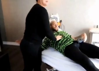 La vidéo étrange où l'on voit Neymar mettre des mains aux fesses... de sa mère !