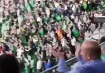 La vidéo vue des tribunes qui montre les fans du Bétis acclamer Messi après son but !