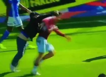 Un supporter de Birmingham vient frapper un joueur d'Aston Villa en plein match !