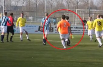 Un arbitre de touche entre sur le terrain pour... frapper un joueur !