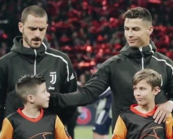Le beau geste de Ronaldo envers un enfant pendant l'hymne de la Ligue des Champions