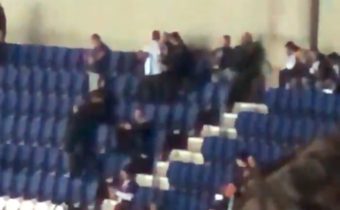 Un supporter entre au Parc des Princes avec un maillot de l'OM et se fait malmener !