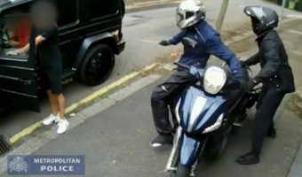 La police publie une nouvelle vidéo incroyable du car-jacking d'Özil
