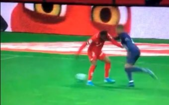 Sauvetage, petit pont, accélération: l'action complètement folle de Mbappé
