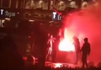 Fous de rage contre Ibrahimovic, des fans de Malmö mettent le feu à sa statue !