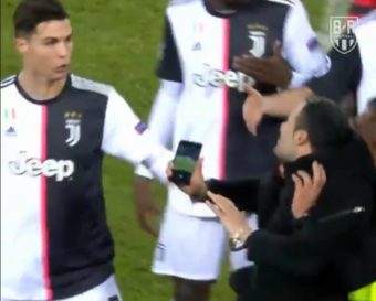 Ronaldo pète un câble à cause d'un supporter qui l'attrape pour prendre une photo !