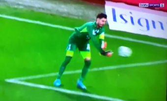 Le but contre son camp complètement gênant du gardien de Grenoble !