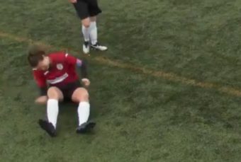 Une joueuse se déboîte le genou et se le remet elle-même en place !